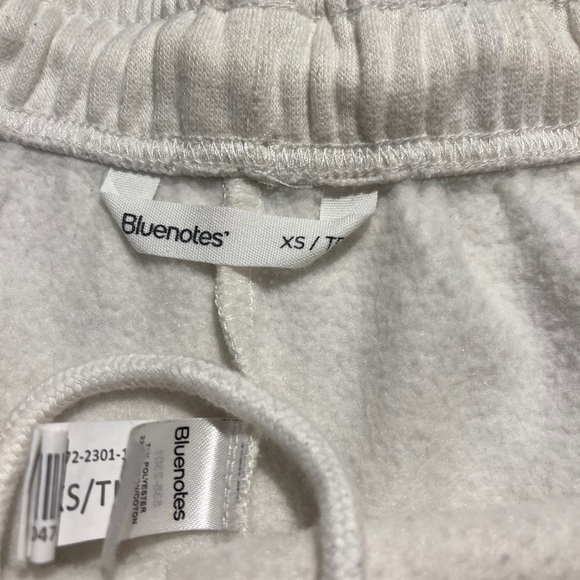 💙BOGO💙 Bluenotes White Cargo Sweatshorts XS - Picture 2 of 4